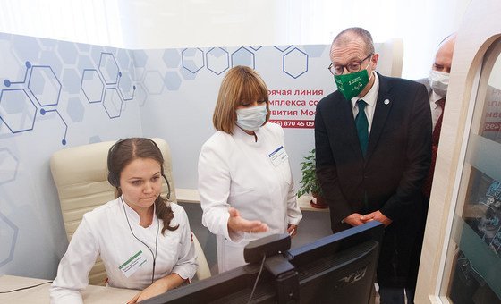 世卫组织欧洲区域主任汉斯·克鲁格在访问莫斯科期间，参观了医疗热线呼叫中心。